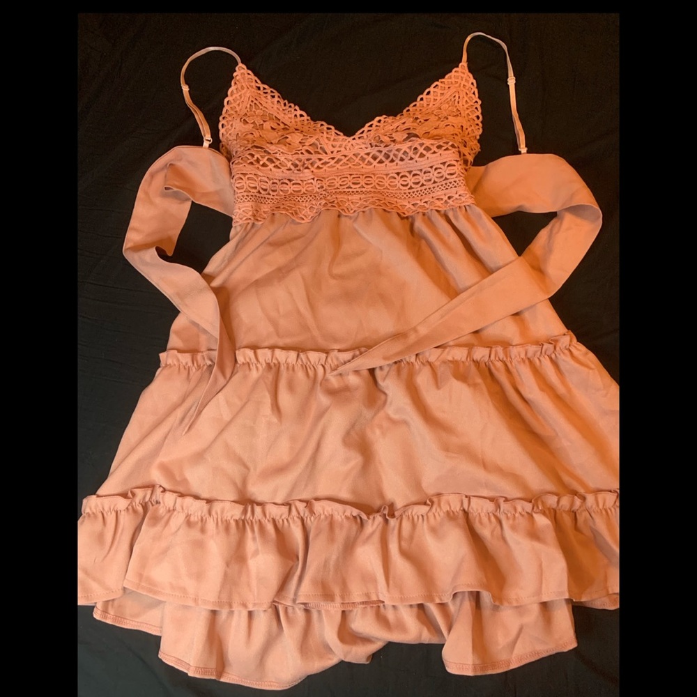 Mauve pink. Tie back. Lace front. Sz M.